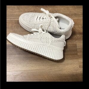 Women's Textured White Sneakers‎